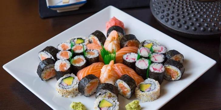 Sushi menu B: 4 ks Nigiri losos 2 ks Nigiri kreveta 10 ks Maki losos, rukola šalát 6 ks Maki losos 6 ks Maki surimi a šalát s rias 5 ks Sezam maki, avokádo, surimi 