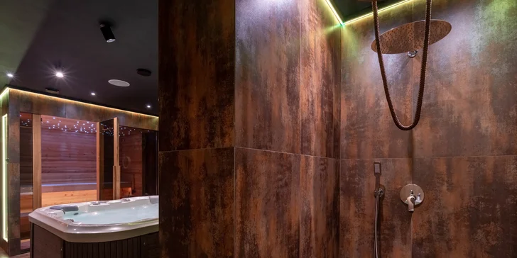 Ve velkém SPA najdete finskou saunu, moderní vířivku, zážitkovou sprchu, relaxační pokoj s velkou postelí a odpočinkovou relax zónu s TV a krbem.