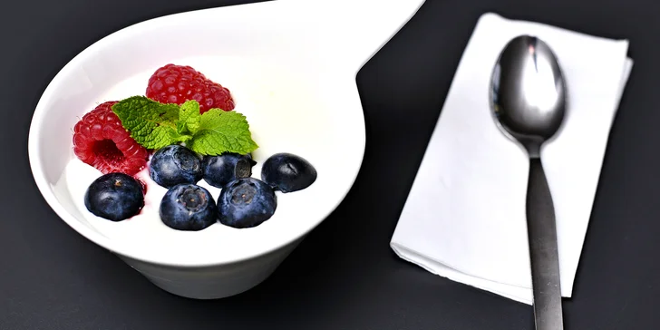  K jídlu se budou podávat míchaná vejce (na vyžádání se šunkou) nebo vejce do skla, pokud jste spíše na sladké, těšte se na crème brûlée či panna cottu.