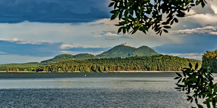 Po turistických trasách můžete obejít celé jezero.