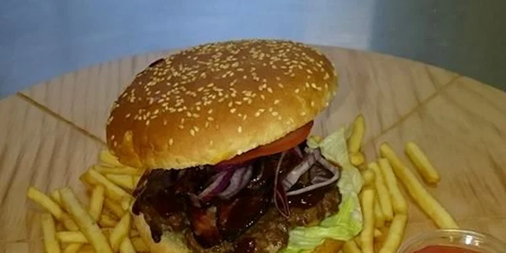 Ke každému burgeru dostanete porci hranolků se sweet chilli omáčkou.