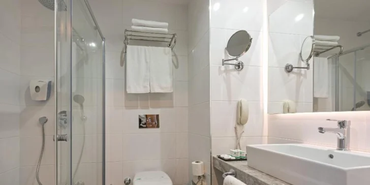  Individuální klimatizace, Wi‑Fi připojení, satelitní TV a minibar doplňují celkovou pohodu.