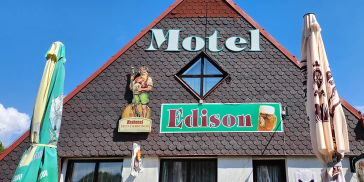 Součástí restaurace je i příjemná zahrádka.