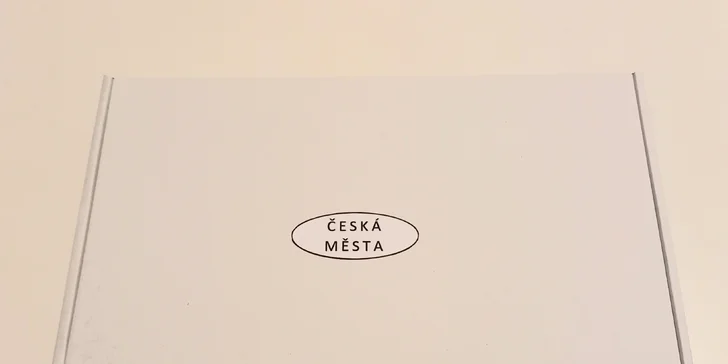 Po zakoupení hry vám domů přijde balíček, jehož součástí je 14 obálek s úkoly, plánek centra Prahy a tipy na výlet.