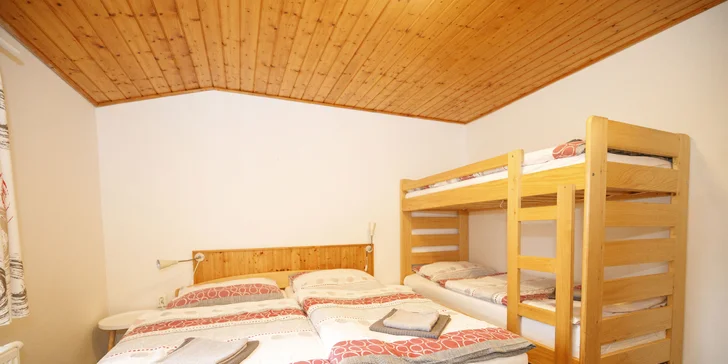 Některé čtyřlůžkové pokoje mají 2 lůžka formou palandy.