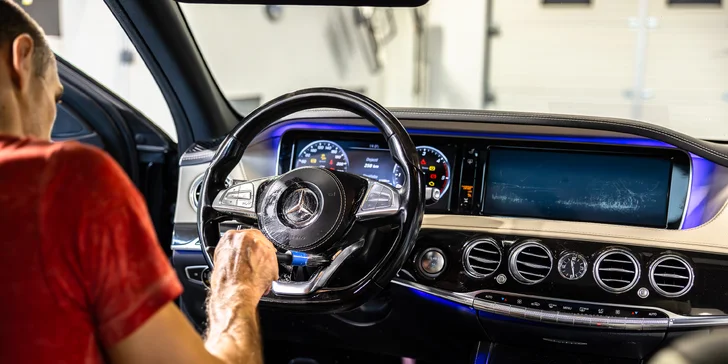 Vaše auto čaká detailné umývanie, čistenie a vysávanie, ktoré odstráni každú smietku, blato či prach