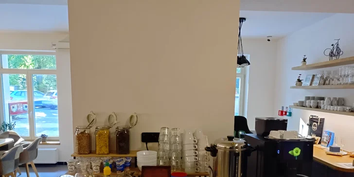 Snídaně se podává formou studeného bufetu.