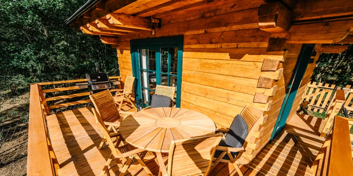 Posedieť si môžete na terase s grilom.