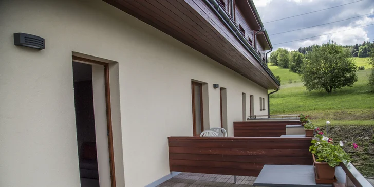 Hotel má i prostorné balkóny. Tady můžete pozorovat východ slunce.
