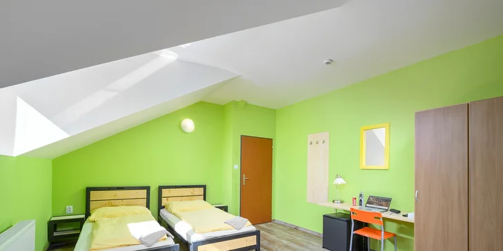Pokud si vyberete pobyt v hostelu, zabydlíte se v prakticky zařízeném dvou nebo třílůžkovém pokoji se samostatnými lůžky.