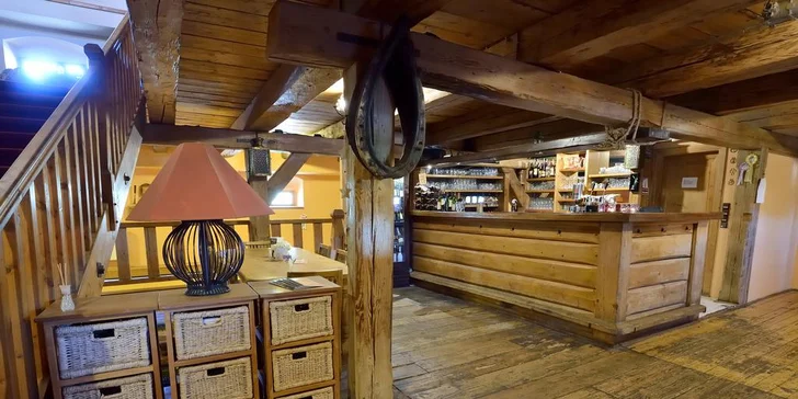 Užijete si tu i skvělé jídlo – ve stylové dřevěné restauraci si dáte bufetové snídaně, v případě polopenze pak i 2chodové večeře.