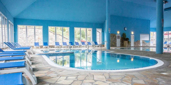 Možnost neomezeného vyžití ve wellness centru zahrnuje vnitřní bazén, vířivku, venkovní lázeň se slanou vodou i saunu a páru. 