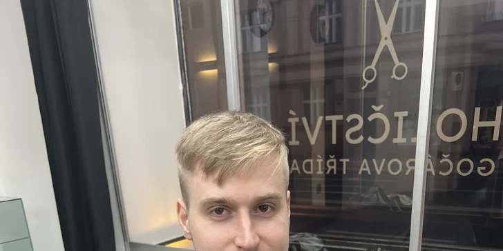 Střihnou vám tu střih fade, jehož podstatou je postupné střihání vlasů do ztracena s tím, že přechody jsou hladké a nenápadné. 