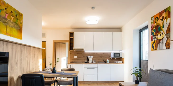 Ubytováni budete v prostorných jednopokojových (3+0) nebo dvoupokojových apartmánech (2+2).