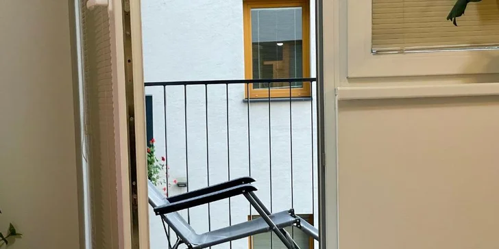 Rannú kávičku si môžete vypiť napríklad aj na balkóne vybavenom vonkajším nábytkom.

