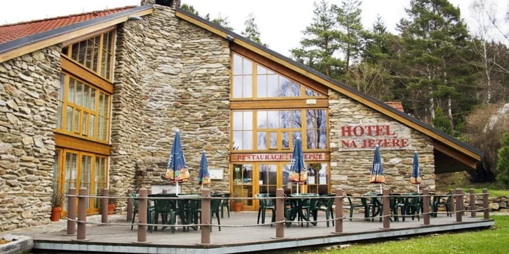 EA hotel na jezeře je součástí sportovního komplexu komplexu na břehu Lipna.