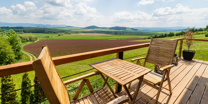 Relaxovat můžete na terase s výhledem na okolí.