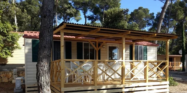 Kemp Park Soline **** se nachází ve stínu borovicového lesa podél pláže Soline.