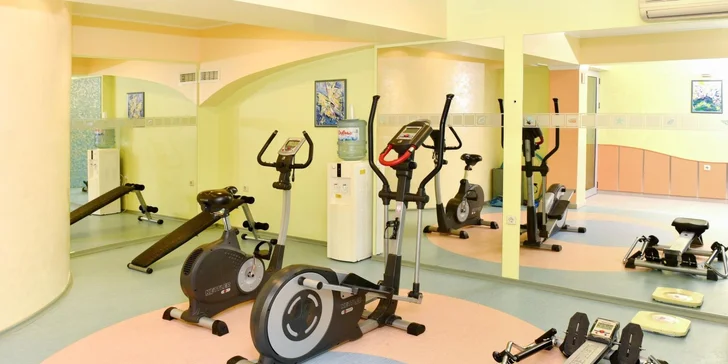 Sportovně založení hosté se mohou těšit na pestré animační programy pro dospělé, které zahrnují vodní gymnastiku, aerobik nebo plážový volejbal.