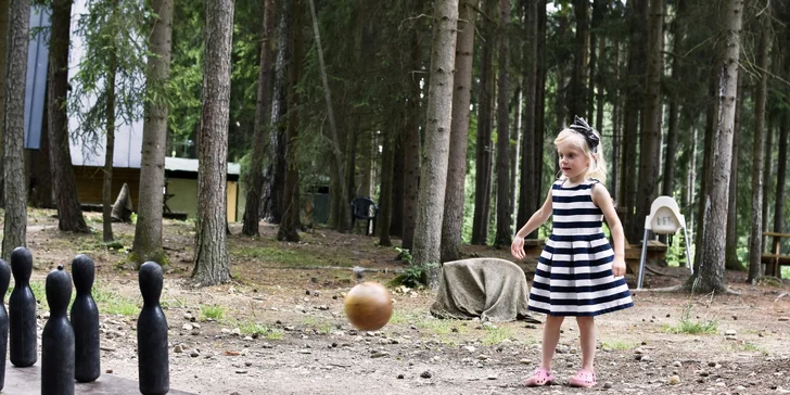 Je tu dětské hřiště, tenisové kurty, beach volejbal a další sportoviště, vše zdarma. 
