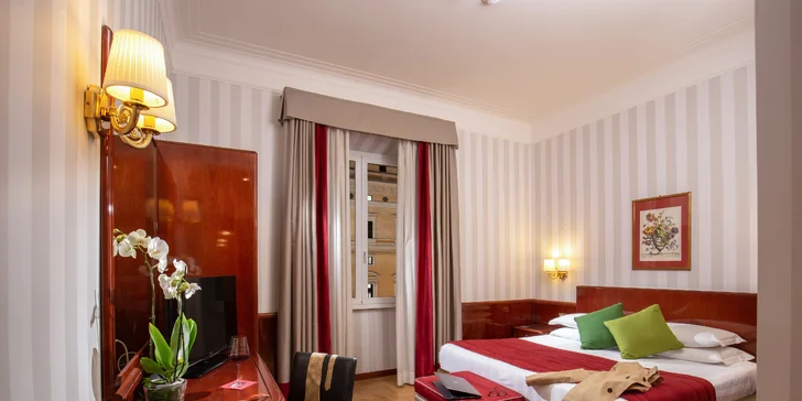 Súčasťou vybavenia je trezor, minibar (za poplatok), varná kanvica, telefón a TV so satelitnými programami.