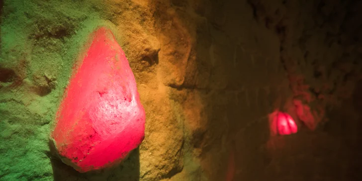 Užijte si relax za tónů uvolňující hudby doplněných příjemnou světelnou hrou.