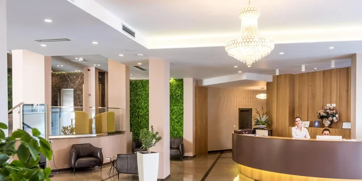 V ceně je zpáteční letenka a transfer z letiště k hotelu. 