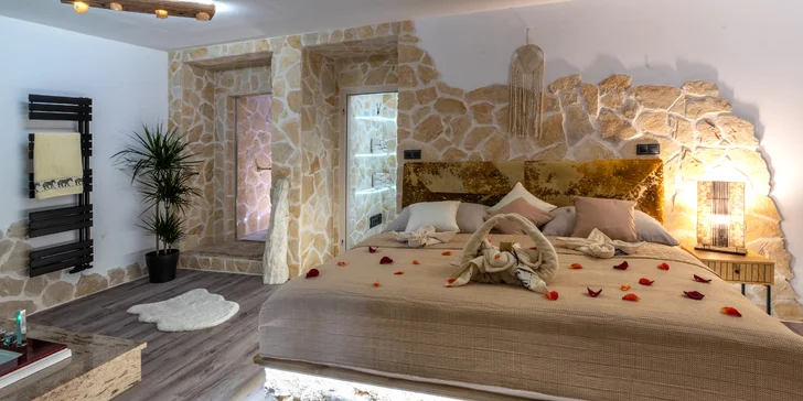 Pokoj bude romanticky vyzdobený plátky růží. 