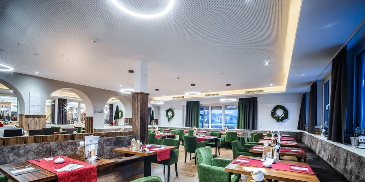 Každé ráno si budete dopřávat bohaté bufetové snídaně. Přes oběd je v hotelové restauraci k dispozici lehké občerstvení.