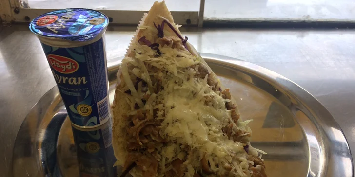 Také döner klasik je plný kuřecího masa. Navíc k němu dostanete ayran. 