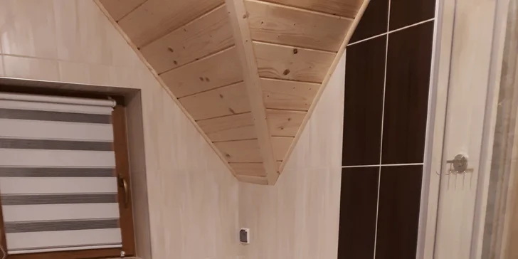 Samozrejmosťou je súkromná kúpeľňa s o sprchovacím kútom.