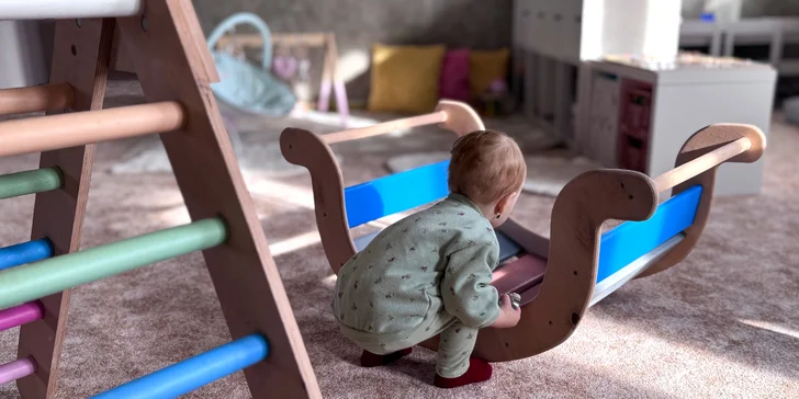 V interiéru laděném do jemných barev a plném hravých Montessori prvků se děti mohou bezpečně ponořit do světa fantazie.
