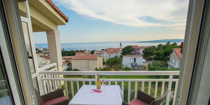 Balkon patří ke každému pokoji, výhled směřuje buď na moře, nebo na hory.