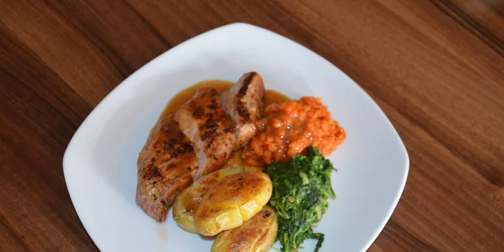 V hotelové restauraci kuchaři připravují vynikající speciality z bio hovězího masa plemene Highland z vlastní biofarmy.
