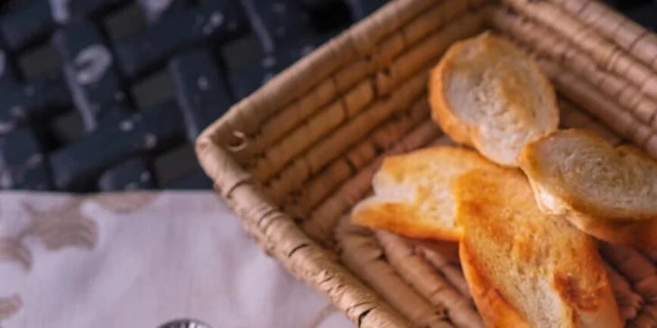 Calvados Foie Gras Ganache krém z kŕmenej husacej pečene, karamelizované jabĺčka s domácim Calvadosom, toast
