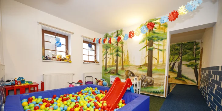 Herna s plyšáky, hračkami a bazénem plným míčků nadchne všechny děti.