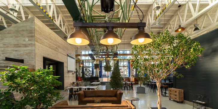 Interiér restaurace nadchne všechny milovníky industriálního designu.
