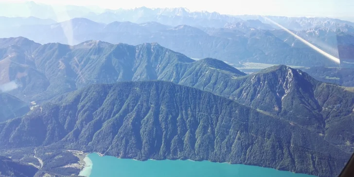 Po nastoupání do bezpečné výšky 1.500 ft (cca 460 m) nad terénem si převezmete řízení a můžete si doletět až nad cíl vašeho letu. 