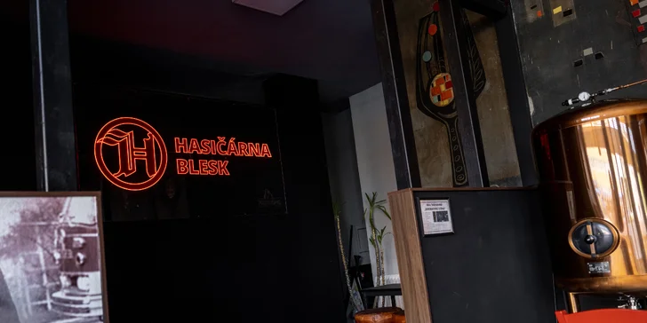 Na výběr jsou 4 druhy burgerů, ke každému máte také hranolky a omáčku.