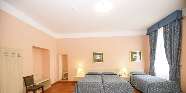 Součástí třílůžkového pokoje (30 m²) je postel manželská a jednolůžko nebo tři jednolůžka.
