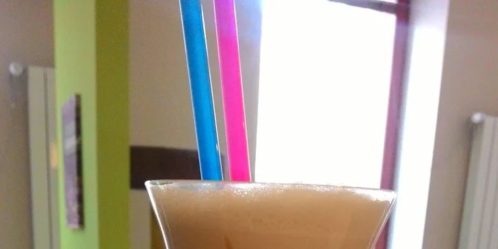 A maminka si smlsne na karamelovém milkshaku.