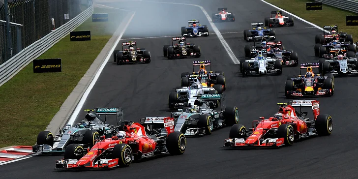 Přes den budete sledovat doprovodný program – GP2, GP3, Porsche Supercup. Defilé pilotů F1 začíná ve 13.00.