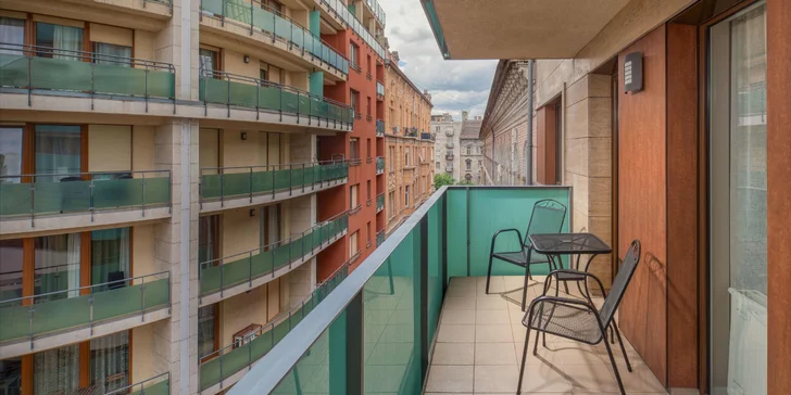 Každý apartmán disponuje balkónom. Niektoré izby majú výhľad do ulice a niektoré do dvora.