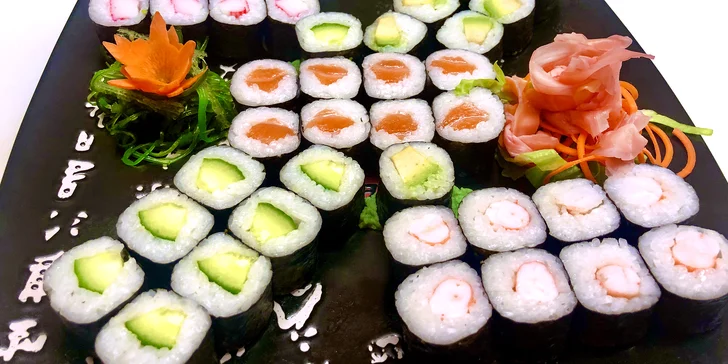 Pestré sety sushi o 40–68 ks: rolky s lososem, krabem i tuňákem, krevetami nebo vege