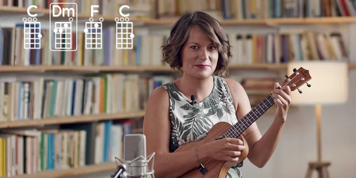 Zahrajte si společně s Klárou a Pokáčem svoje první akordy a písničky na online minikurzu Hraní na ukulele. 