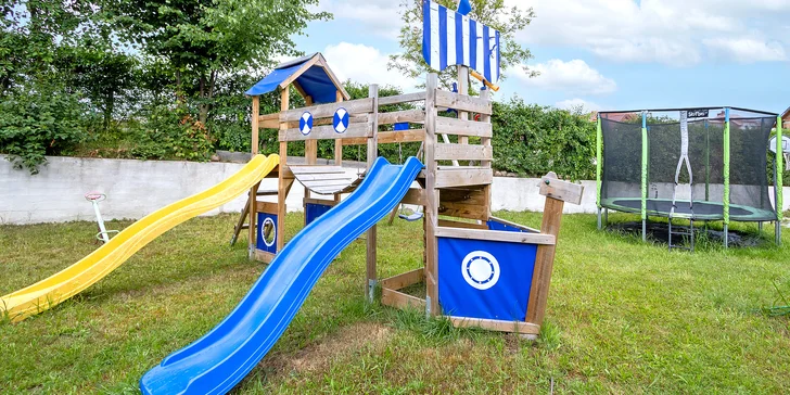 Venku se děti vyřádí na hřišti i u zvířátek v minizoo.