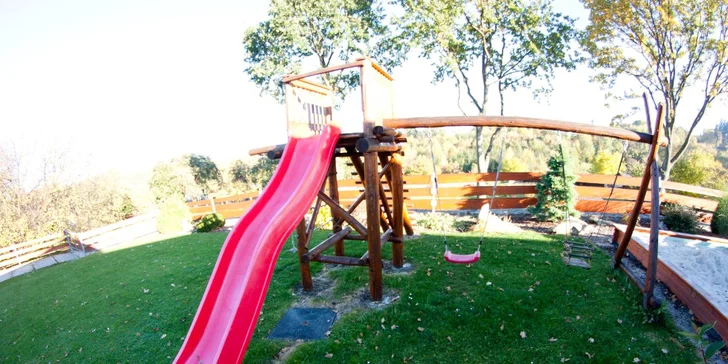 Užijí si na skluzavce, pískovišti i trampolíně. 