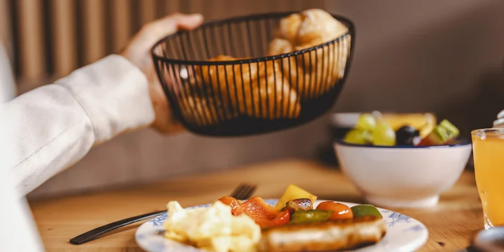 Kromě nápojů, jako je káva, čaj a džusy, budou k nabídnutí i marmelády a med, čerstvé ovoce a zelenina, výběr cereálií a mnoho dalšího.