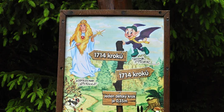 Nedaleko je Ježíškova cesta, která díky zábavným úkolům bude bavit i děti. 