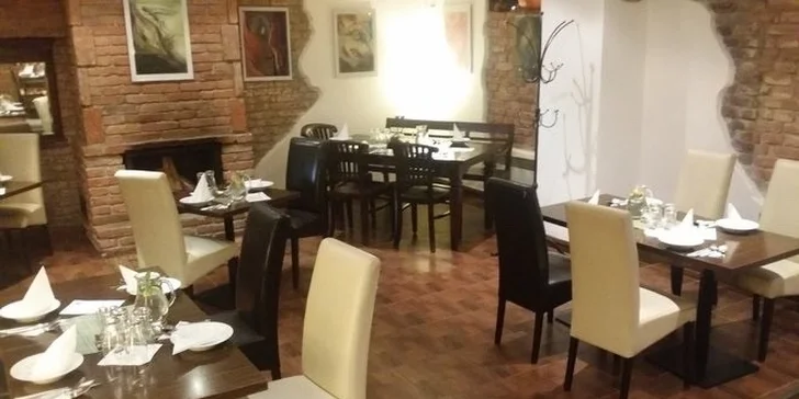 Příjemný interiér restaurace láká k intelektuálním debatám i posezení u piva.